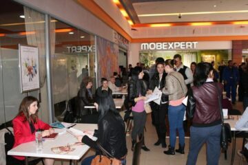 Aproape 300 de suceveni, absolvenți de studii superioare, au participat la Bursa locurilor de muncă destinată special acestei categorii