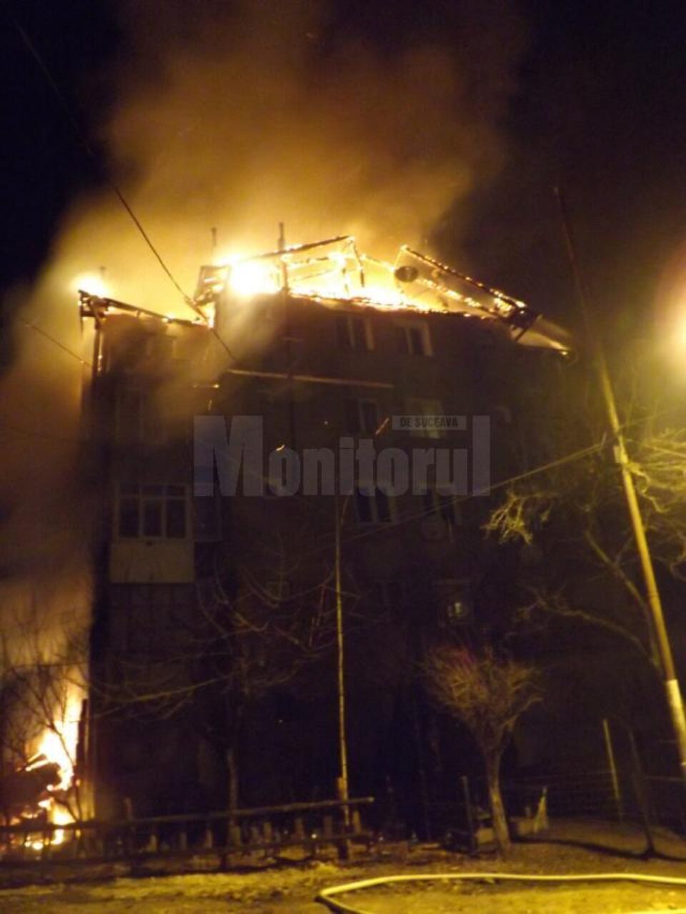 Blocul afectat de incendiu