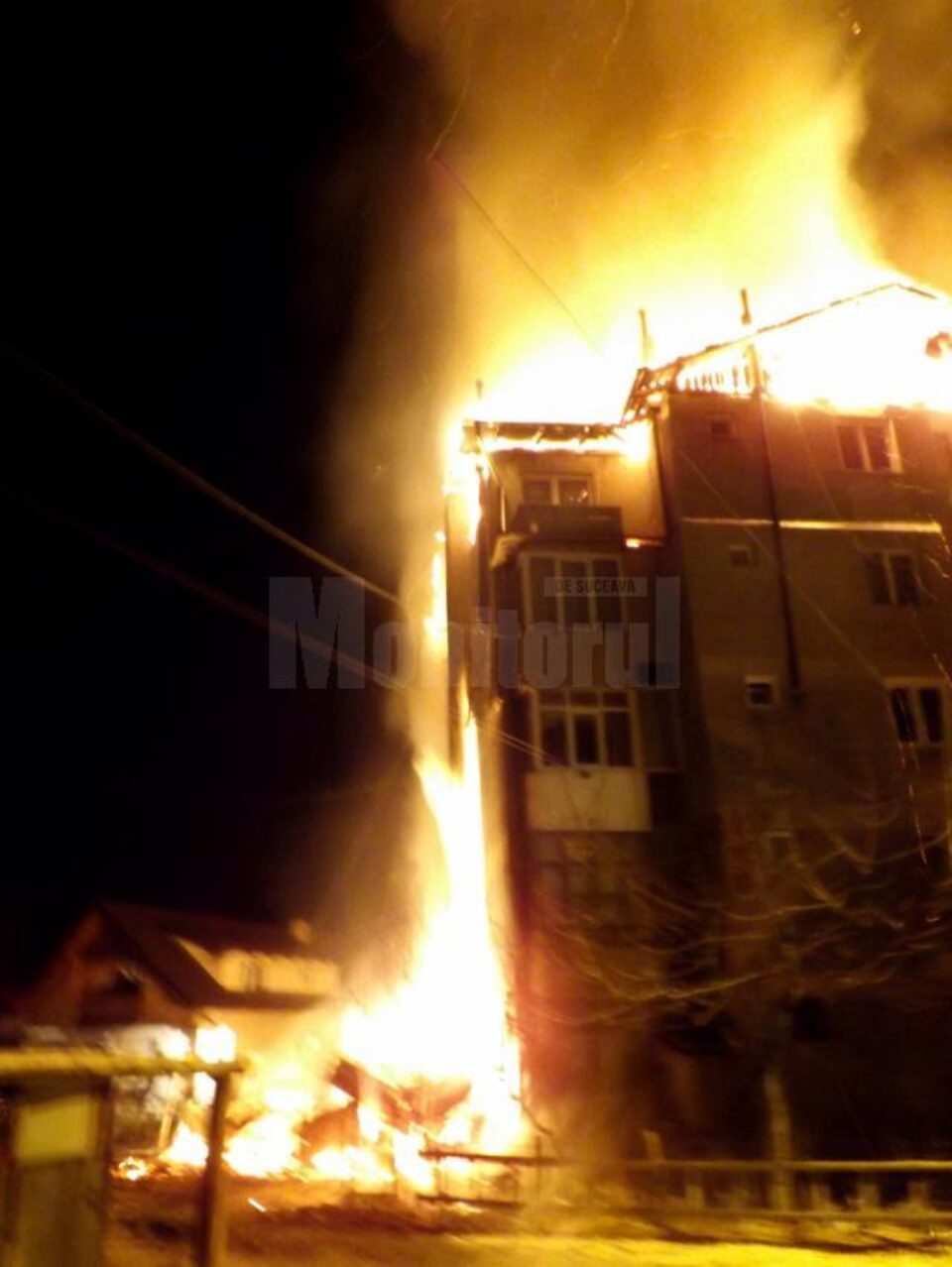Blocul afectat de incendiu