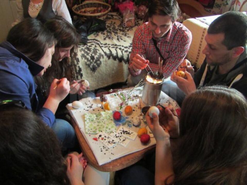 Curs de încondeiat ouă, organizat de Asociația Ghizilor din Bucovina