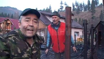 Consilierul local Gheorghe Balan și proprietarul garajului de la care s-au extins flăcările, Costache Pleșcuță