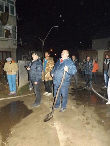 Aproximativ 50 de persoane, evacuate dintr-un bloc în flăcări, după un incendiu provocat intenționat
