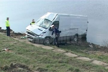 Microbuzul s-a răsturnat și a ajuns în iaz