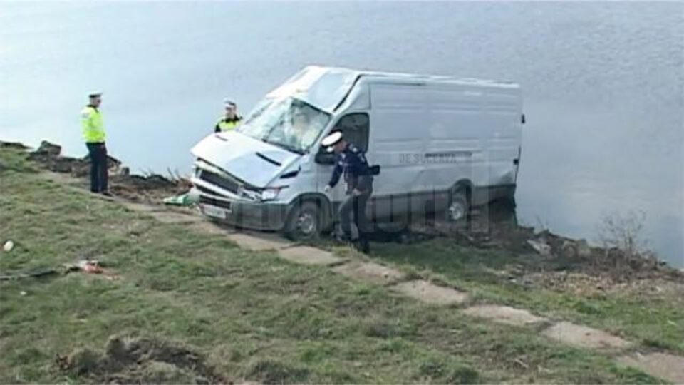 Microbuzul s-a răsturnat și a ajuns în iaz