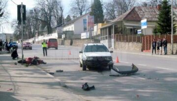 Impactul motocicletei cu mașina i-a fost fatal tânărului de 25 de ani. Foto: CRONICA de FĂLTICENI