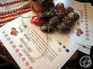 Opt tineri din Fălticeni au învățat să încondeieze ouă de la meșteri populari din Brodina