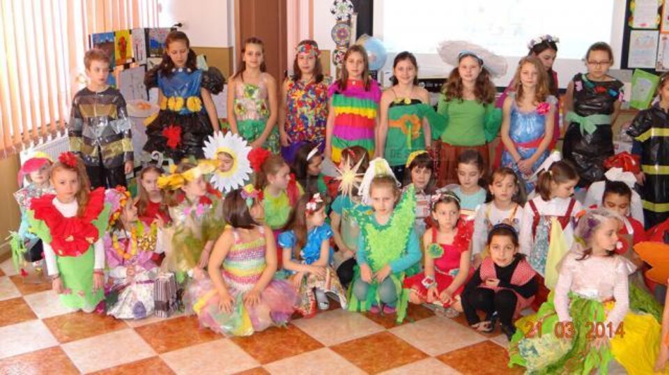 Activitatea a fost inițiată cu scopul de a promova înclinațiile artistice ale copiilor din școală Activitatea a fost inițiată cu scopul de a promova înclinațiile artistice ale copiilor din școală