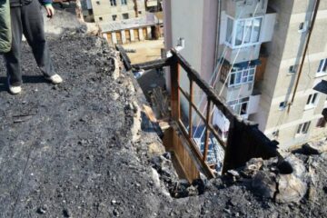 Locatarii au început să facă curățenie pe bloc și în jurul imobilului