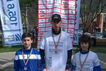 Cei doi campioni naționali de marș, Andrei Gafița (mijloc) și Vlad Crâșmaru (dreapta) alături de colegul lor Ștefan Mangu, medaliat cu bronz