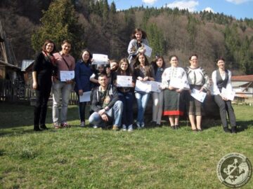 Opt tineri din Fălticeni au învățat să încondeieze ouă de la meșteri populari din Brodina