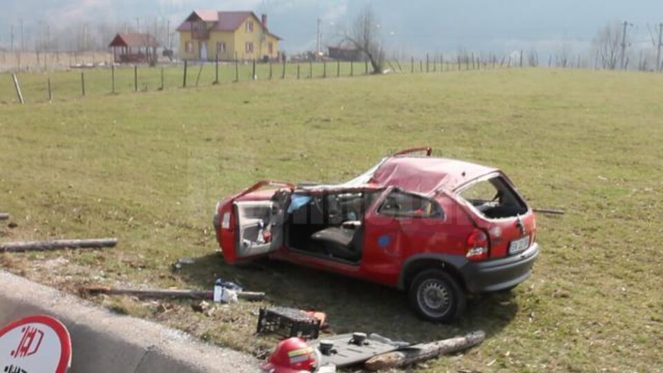 Autoturismul în care se aflau cele trei persoane a fost grav avariat