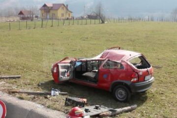 Autoturismul în care se aflau cele trei persoane a fost grav avariat