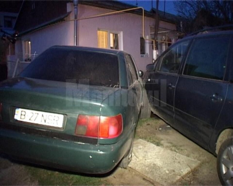 Șoferul a acroșat un alt autoturism și s-a oprit lângă peretele casei de pe strada Gheorghe Doja Șoferul a acroșat un alt autoturism și s-a oprit lângă peretele casei de pe strada Gheorghe Doja
