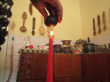 Opt tineri din Fălticeni au învățat să încondeieze ouă de la meșteri populari din Brodina