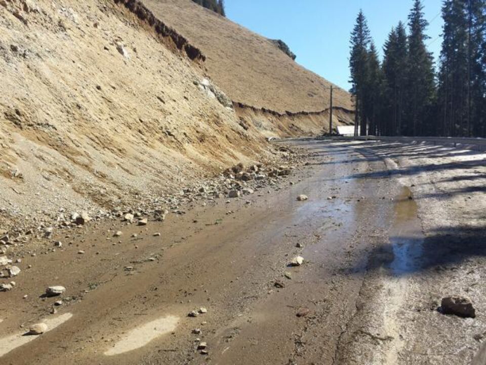 Căderile de pe versanți pe drumul turistic Pojorata-Rarău, la finele săptămânii trecute