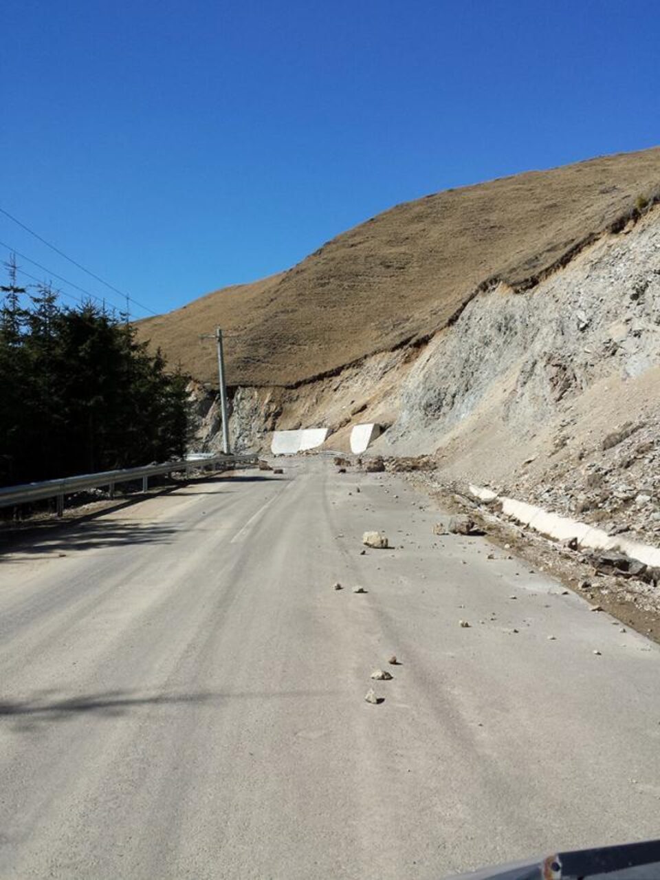 Căderile de pe versanți pe drumul turistic Pojorata-Rarău, la finele săptămânii trecute