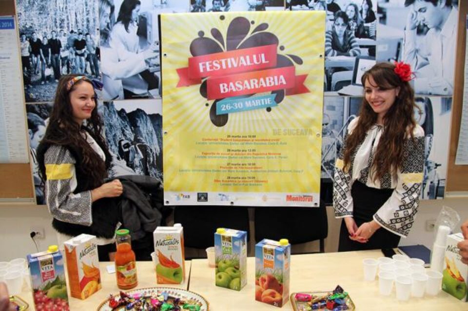 Studenții basarabeni au promovat dulciurile și sucurile din Republica Moldova, la Universitatea „Ștefan cel Mare”