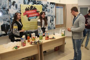 Membri ai GIRB au organizat un stand de produse din Basarabia, la parterul corpului E al universității
