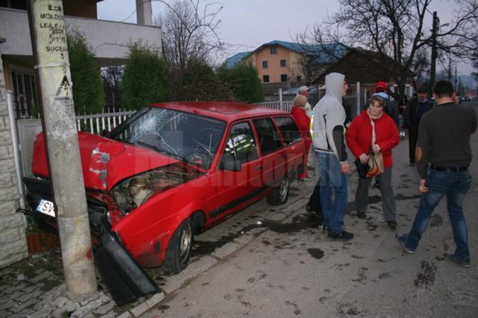 În mașina care s-a izbit în stâlp se aflau patru tineri
