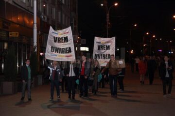 Pentru a marca 96 de ani de la Unirea Basarabiei cu România, zeci de tineri s-au prins în Hora Unirii și au lansat lampioane tricolore