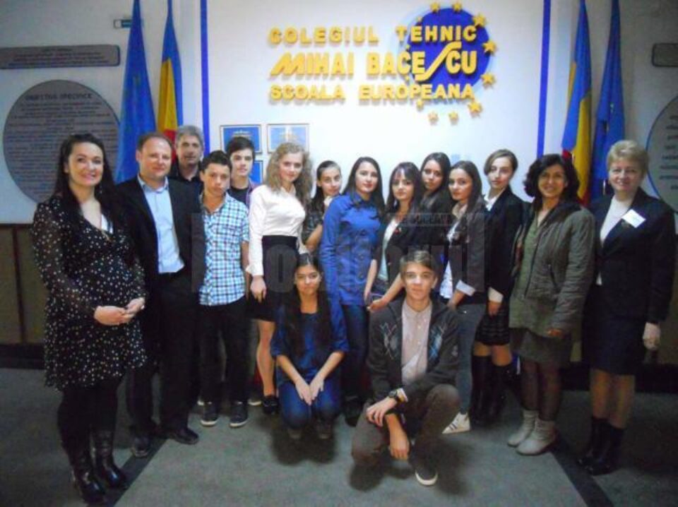 Echipa de elevi si profesori din România împreună cu directorul școlii din Grecia și doi profesori care au fost la Fălticeni în octombrie 2013