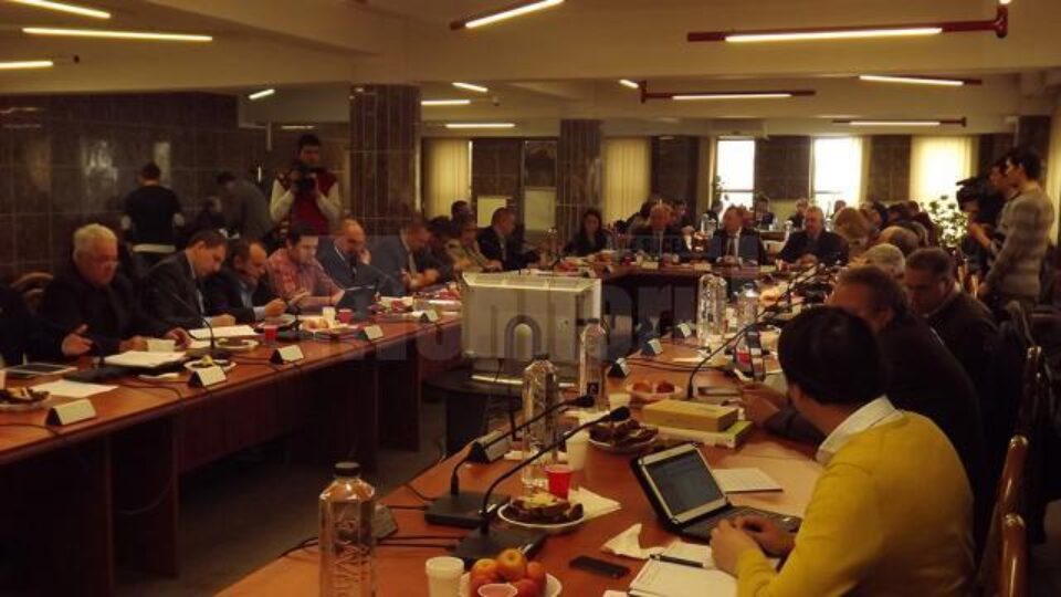 Tot ce s-a clădit prin discuții și negocieri repetate s-a „prăbușit” în ședința CL de ieri, când orgoliile politice au dat iar totul peste cap Tot ce s-a clădit prin discuții și negocieri repetate s-a „prăbușit” în ședința CL de ieri, când orgoliile politice au dat iar totul peste cap