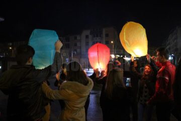 Pentru a marca 96 de ani de la Unirea Basarabiei cu România, zeci de tineri s-au prins în Hora Unirii și au lansat lampioane tricolore