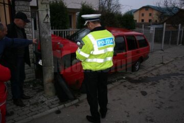 În mașina care s-a izbit în stâlp se aflau patru tineri