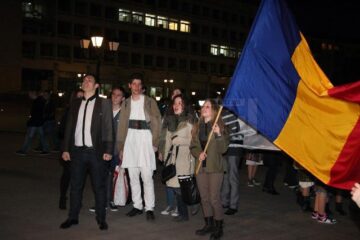 Pentru a marca 96 de ani de la Unirea Basarabiei cu România, zeci de tineri s-au prins în Hora Unirii și au lansat lampioane tricolore