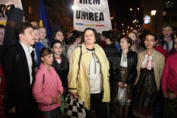 Pentru a marca 96 de ani de la Unirea Basarabiei cu România, zeci de tineri s-au prins în Hora Unirii și au lansat lampioane tricolore