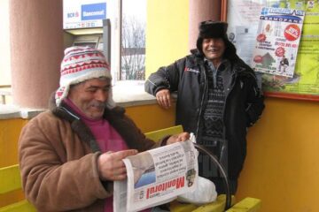Doi dintre romii neștiutori de carte din Voitinel