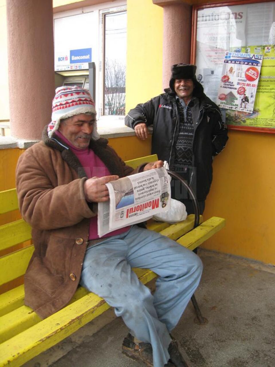 Doi dintre romii neștiutori de carte din Voitinel