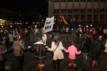 Pentru a marca 96 de ani de la Unirea Basarabiei cu România, zeci de tineri s-au prins în Hora Unirii și au lansat lampioane tricolore