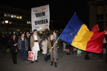 Pentru a marca 96 de ani de la Unirea Basarabiei cu România, zeci de tineri s-au prins în Hora Unirii și au lansat lampioane tricolore