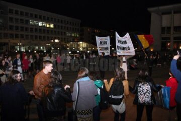 Pentru a marca 96 de ani de la Unirea Basarabiei cu România, zeci de tineri s-au prins în Hora Unirii și au lansat lampioane tricolore