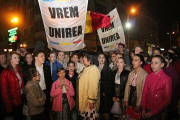 Pentru a marca 96 de ani de la Unirea Basarabiei cu România, zeci de tineri s-au prins în Hora Unirii și au lansat lampioane tricolore