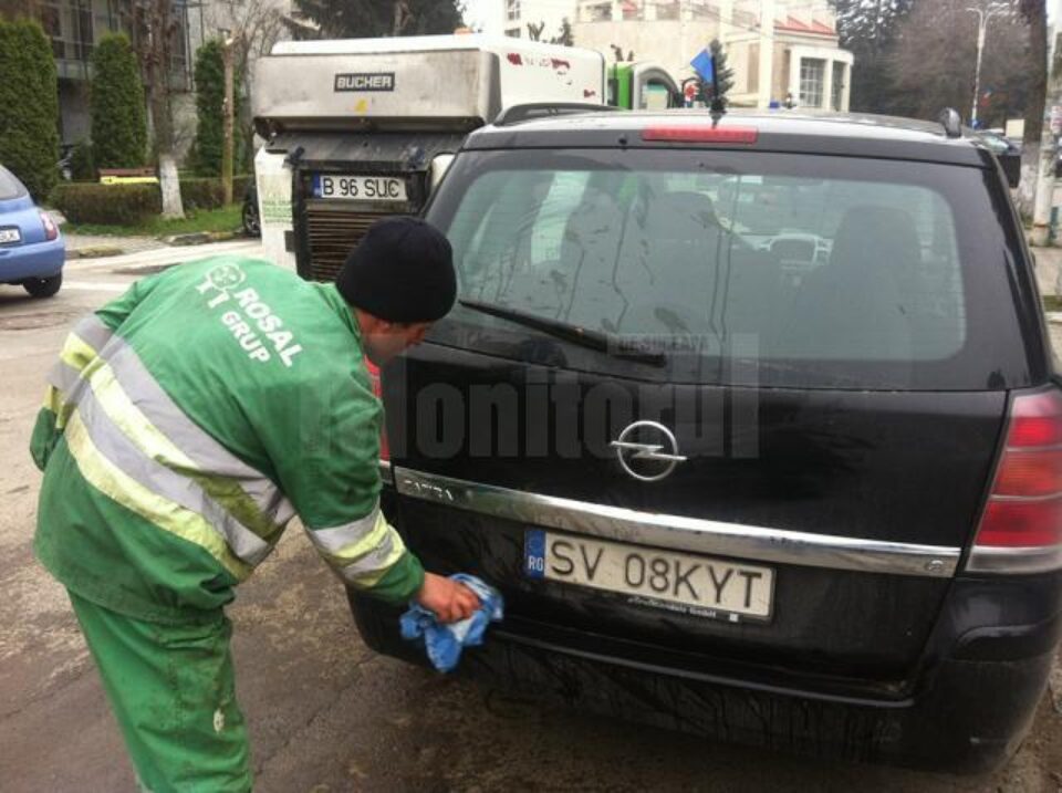 Unul din angajații Rosal a luat o cârpă cu care a încercat să curețe mașina împroșcată cu mizerie