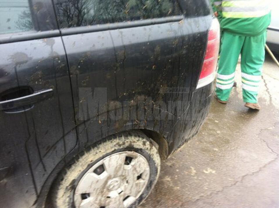Mustul și mizeria din oraș, aruncate pe stradă și pe mașinile sucevenilor de angajații Rosal