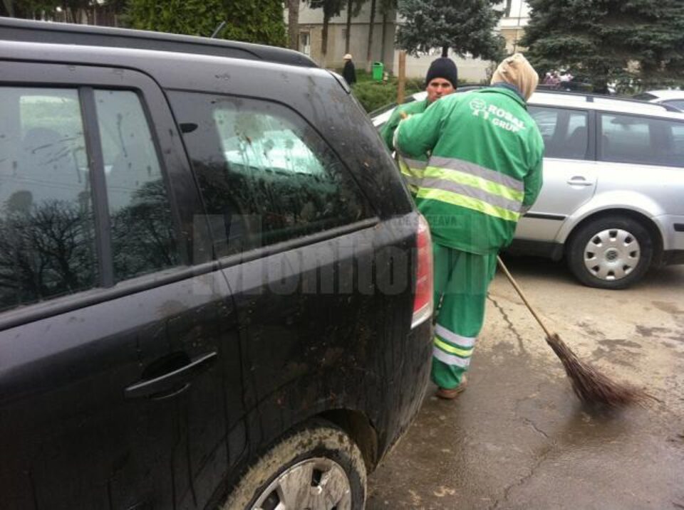 Mustul și mizeria din oraș, aruncate pe stradă și pe mașinile sucevenilor de angajații Rosal