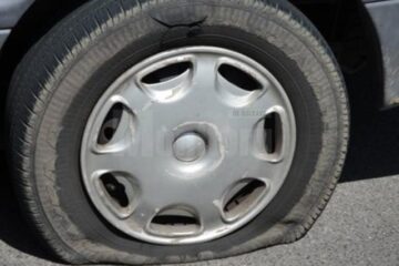 Mașină parcată în cartierul Obcini, găsită cu două cauciucuri tăiate