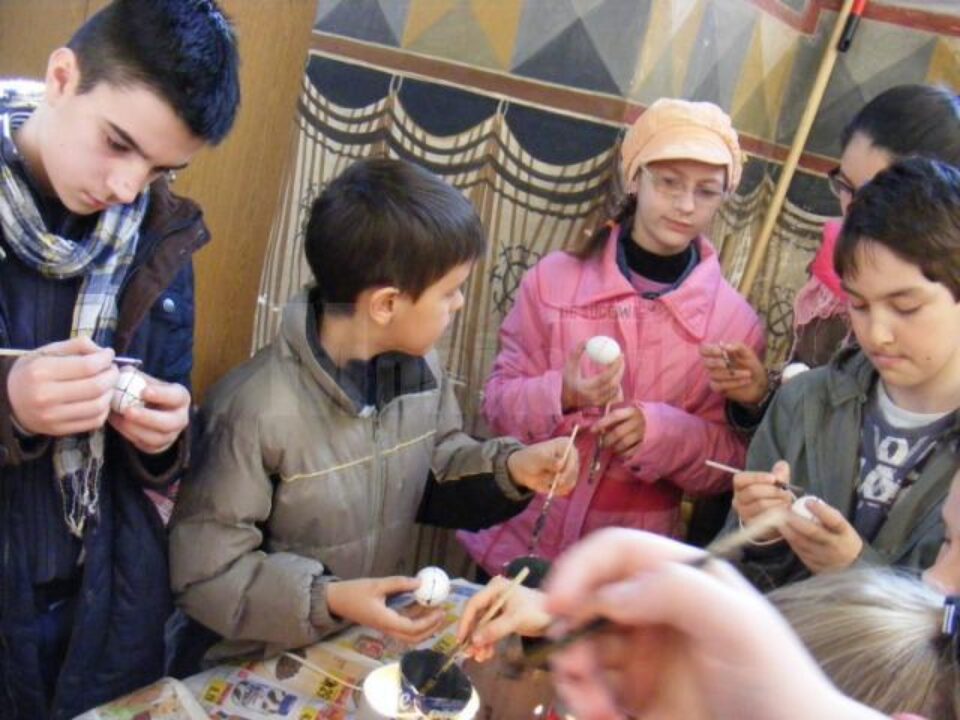 Lecție de încondeiat pentru elevi, la Biserica Sf. Dumitru din Suceava