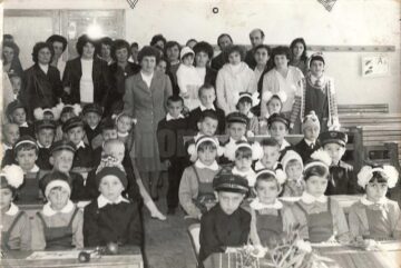 Uniforma școlară – haina tinereții ce supraviețuiește de peste un secol în școlile românești