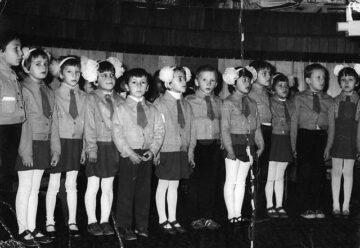 Uniforma școlară – haina tinereții ce supraviețuiește de peste un secol în școlile românești