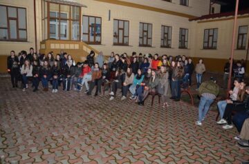 Sâmbătă, în curtea Colegiului „Nicu Gane”, între orele 20,30 și 21,30, fălticenenii au sărbătorit Ora Pământului