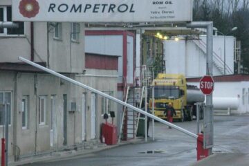 Autocisternă la încarcat în depozitul Rompetrol