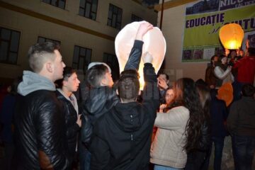 Sâmbătă, în curtea Colegiului „Nicu Gane”, între orele 20,30 și 21,30, fălticenenii au sărbătorit Ora Pământului