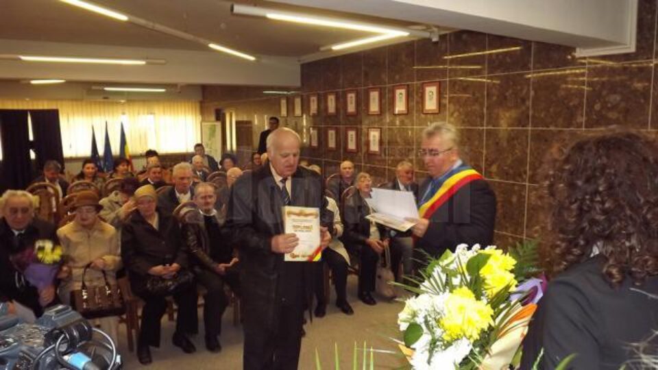 18 cupluri care au împlinit 50 de ani de căsătorie au fost sărbătorite la sediul Primariei Suceava