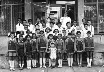 Uniforma școlară – haina tinereții ce supraviețuiește de peste un secol în școlile românești