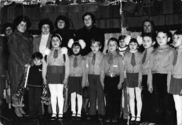 Uniforma școlară – haina tinereții ce supraviețuiește de peste un secol în școlile românești