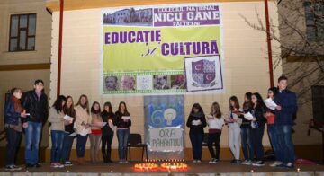 Sâmbătă, în curtea Colegiului „Nicu Gane”, între orele 20,30 și 21,30, fălticenenii au sărbătorit Ora Pământului
